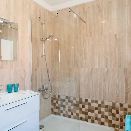 Sleeps 8 Pool Air Con Wifi * Sonnenland